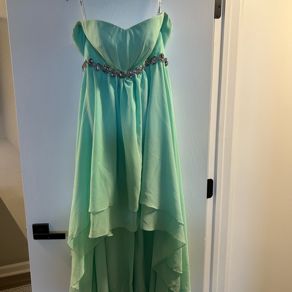 Elegant Strapless Mint Green Dress with Embellished Waist
